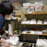 Le gouvernement japonais a débloqué ces derniers mois des stocks de riz tirés des réserves stratégiques, mis aux enchères puis fournis directement aux magasin pour tenter d'atténuer la flambée des prix. (archives) KEYSTONE/EPA/FRANCK ROBICHON